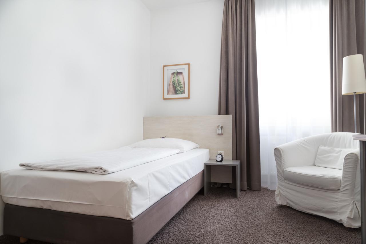 Max Hotel Duesseldorf Self-Check-In エクステリア 写真