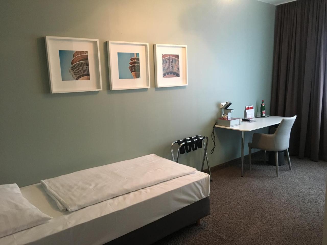 Max Hotel Duesseldorf Self-Check-In エクステリア 写真